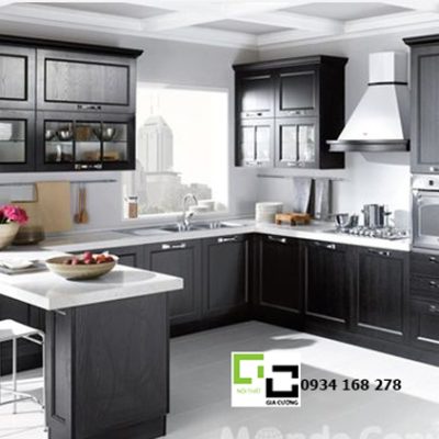 tủ bếp gỗ sồi nga sơn màu đen