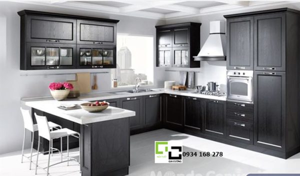 tủ bếp gỗ sồi nga sơn màu đen